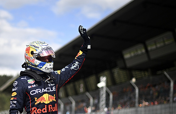 Max Verstappen slaví vítzství v kvalifikaci sprintu na Velké cen Rakouska.