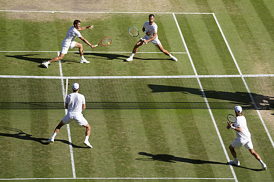 Momentka z finálového zápasu mužské čtyřhry Wimbledonu.