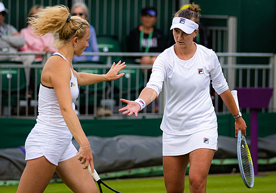 Kateřina Siniaková (vlevo) a Barbora Krejčíková během Wimbledonu