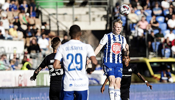 Matti Peltola z HJK Helsinky hlavikuje v zápase s RFS Riga.