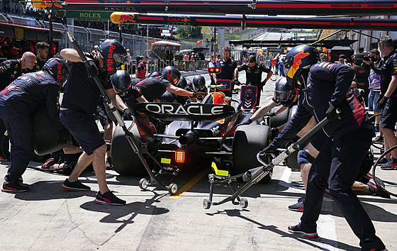 Sergio Perez a mechanici Red Bullu bhem  tréninku v Rakousku