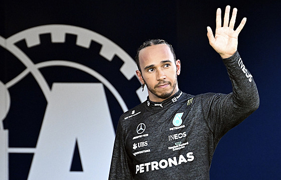 Lewis Hamilton z Mercedesu zdraví diváky po havárii ve Spielbergu.