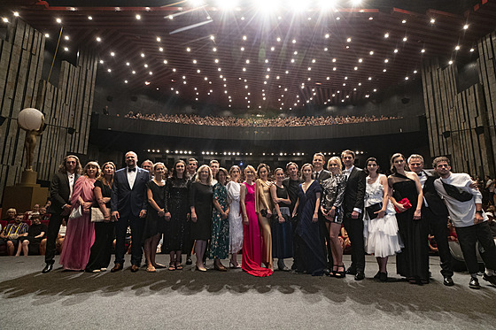 Celá delegace těsně před premiérou snímku Hranice lásky (4. července 2022).