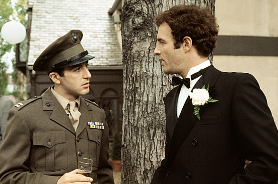 Vlevo Al Pacino jako Michael Corleone,vpravo James Caan jako Sonny Corleone v...
