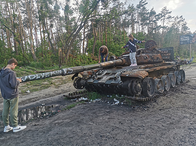 Raněné sochy, zničené domy a vraky. Po stopách ruských tanků do Kyjeva