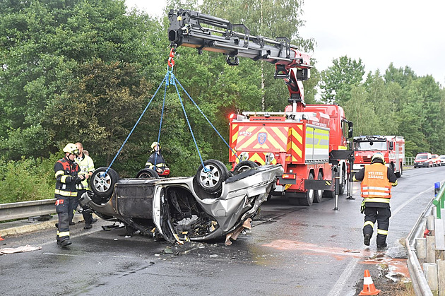 Auto se při nehodě převrátilo a vzplálo. Řidič podlehl zraněním, žena uhořela