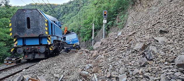 Pracovníci eských drah odstranili vykolejený vlak. (1. ervence 2022)