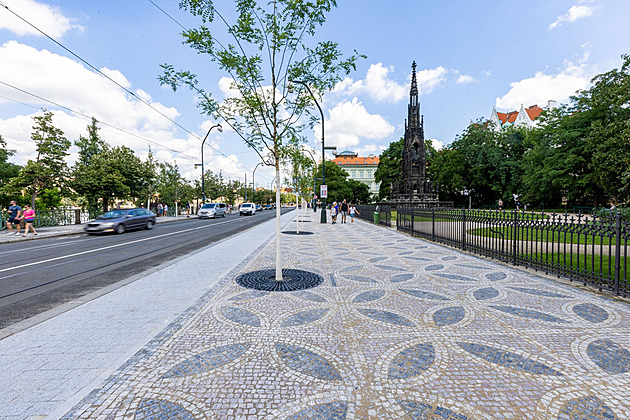 Na Smetanově nábřeží přibyl cyklopruh, tramvajové zastávky jsou naproti sobě