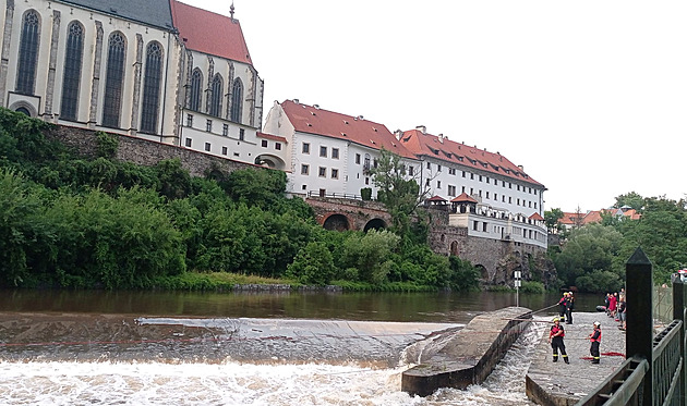 V rozvodněné Vltavě se převrátil raft, jeden člen posádky nevyplaval