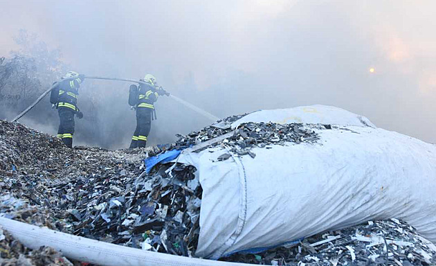 Požár plastového odpadu v Kralupech je pod kontrolou, pokračuje dohašování