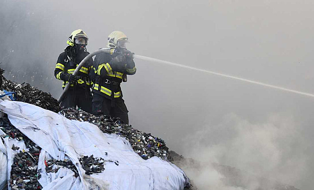 V Kralupech zasahují desítky jednotek hasičů, hoří plastový odpad