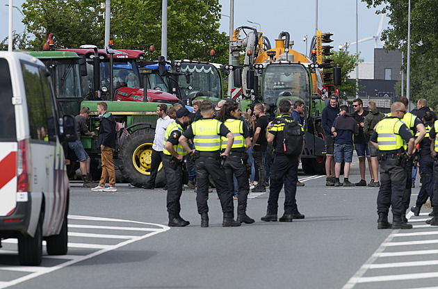 Protest nizozemských farmářů se zvrhl v násilí, policisté stříleli na traktor