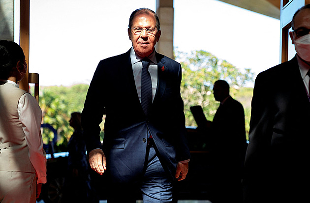 Lavrov ujíždí z G20. Politici se mu vyhýbali, vyčinila mu indonéská ministryně