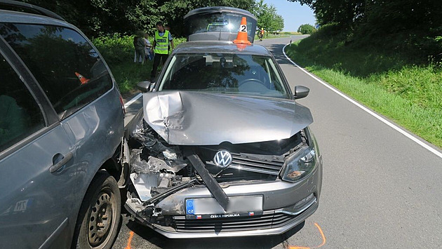 Porouchané auto zahalila kouřová clona, neopatrný řidič do něj narazil