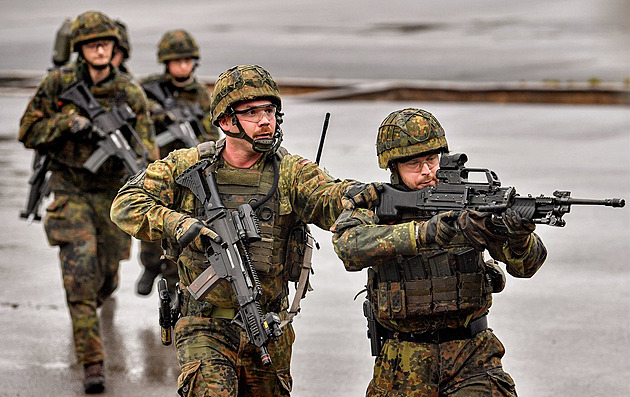 Cvičení v Bavorsku skončilo fraškou, vojáci a policisté po sobě stříleli