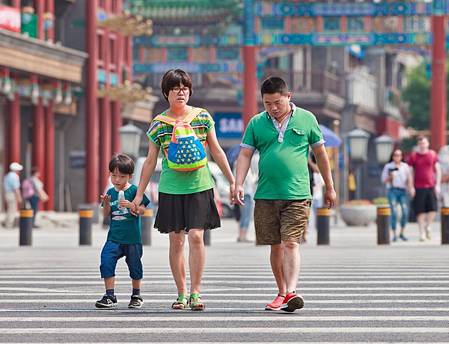Čína „uplácí“ ženy, aby měly tři děti. Svobodným ale hází klacky pod nohy