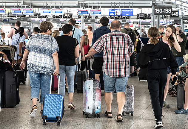 Centimetr navíc a kufr se prodraží. Cestující si stěžují na aerolinky
