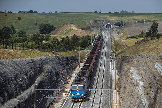 Začíná sloužit nový kus trati Budějovice - Praha, vlaky zrychlí v půli prosince