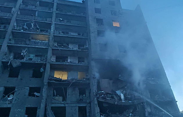 Ruská raketa zasáhla obytný dům v Oděse, zemřelo nejméně dvacet lidí