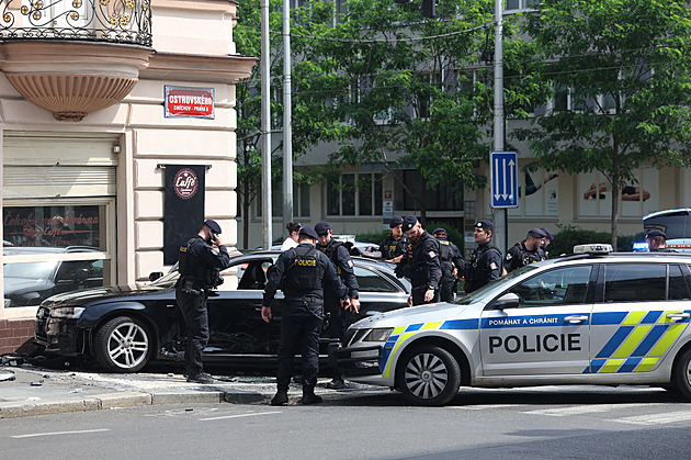Policisté v Praze pronásledovali kradené auto. Bylo v něm i dítě