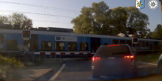 Zdrogovaný řidič zběsile ujížděl policistům, zastavil ho až vlak na přejezdu