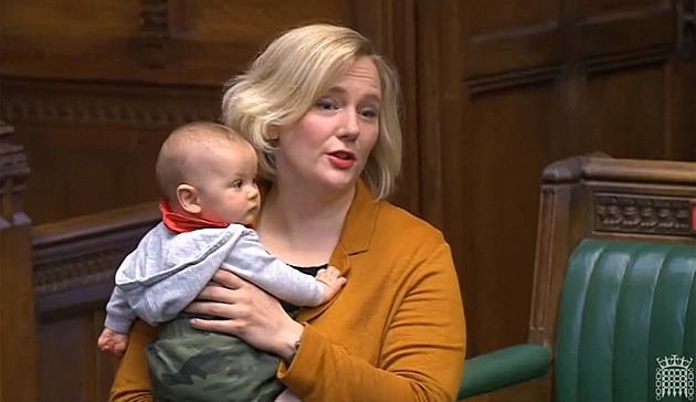 Děti do parlamentu netahejte. Británie jde proti trendu rodičů-politiků