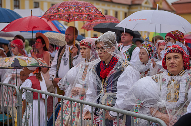 Po letech bez úmorného vedra a žízně. Poutníky na Velehradě skrápěl déšť