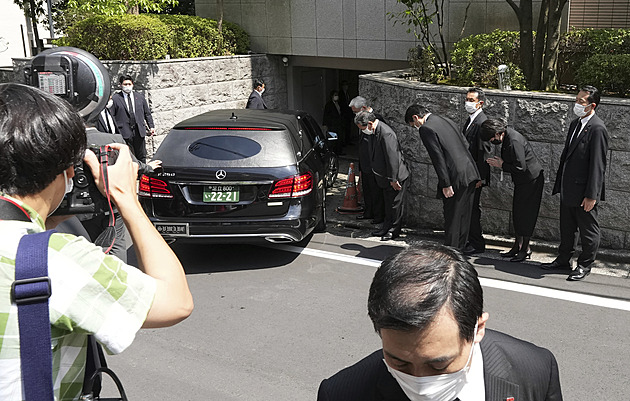 Tělo zavražděného japonského expremiéra Abeho převezli do jeho rezidence v Tokiu