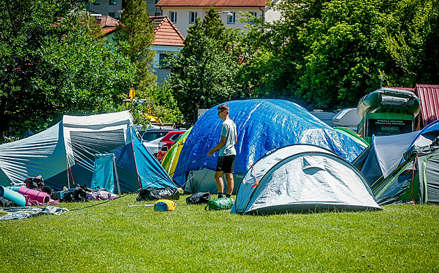 Kempy podél Vltavy na eskokrumlovsku byly na zaátku ervence zaplnné.
