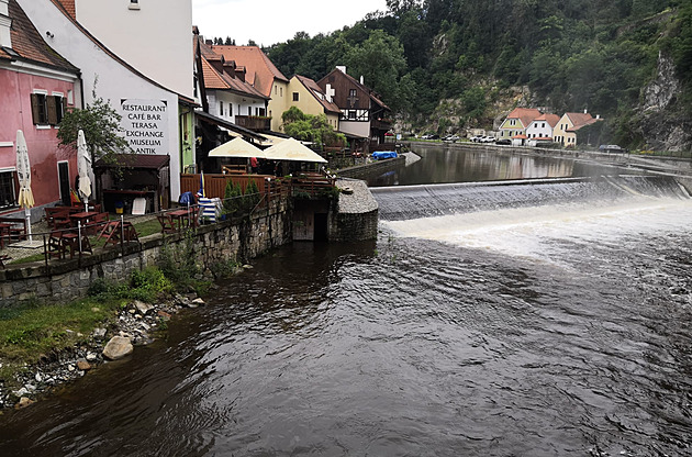 V Krumlově je opět třetí povodňový stupeň, v okolí řeky rozvážejí pytle s pískem