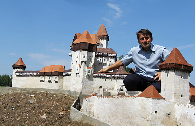 Na dokončený park miniatur v Bystřici dohlížejí kamery i mocný Pernštejn