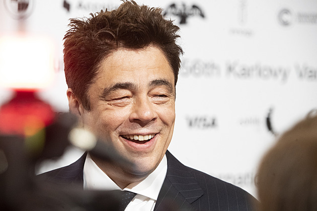 OBRAZEM: Karlovarský pátek si zabrali Benicio del Toro a Bolek Polívka