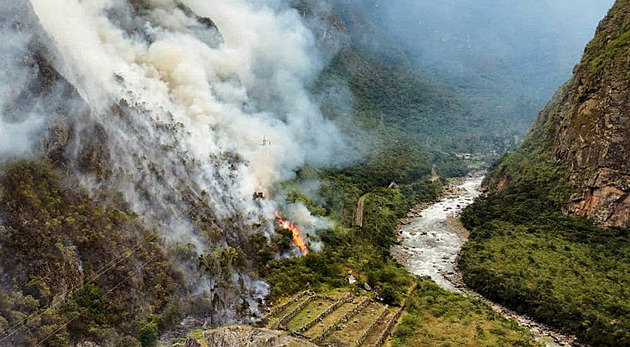 Lesní požár ohrožuje ruiny inckého Machu Picchu. Hasičům ztěžuje práci terén