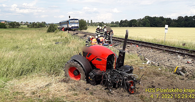 Na Klatovsku u Bezděkova se srazil traktor s vlakem, řidič nepřežil