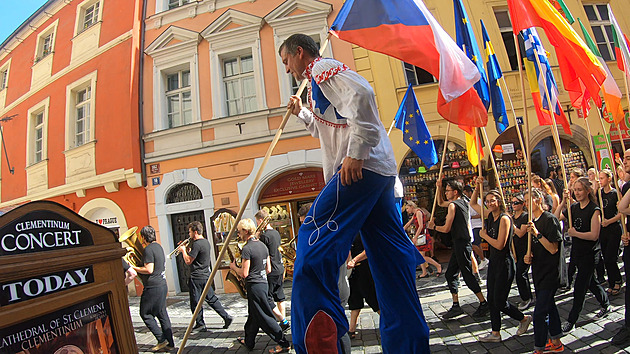 <p>Hudebně-taneční Evropský průvod s vlajkami členských zemí EU a Prahy.</p>