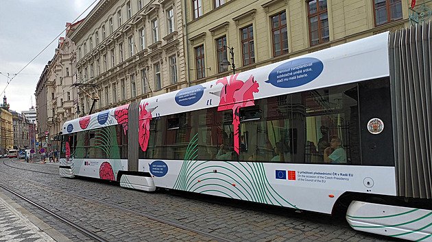 <p>V rámci předsednictví Česka v EU jezdí po Praze speciální tramvaj. Na ní jsou zobrazeny české úspěchy nejen v Evropě.</p>