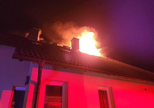 Blesk zřejmě zapálil střechu domu v Třinci, škoda je 400 tisíc korun