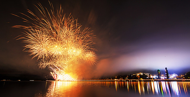 Propojení ohně a vody. Brněnskou přehradu ozáří ohňostroje i drony