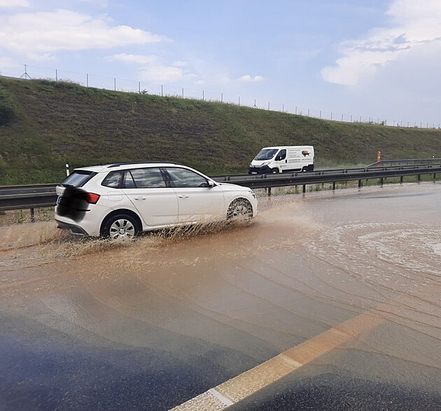 Voda a bahno jsou na dálnici D3 mezi 91. a 92. kilometrem v katastru obce...