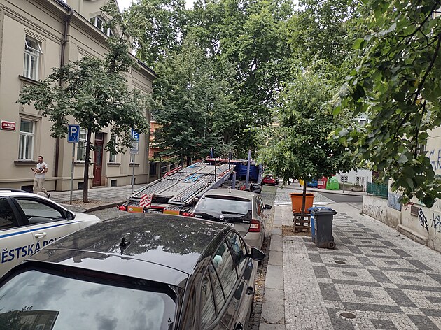 <p>Zahraniční tahač na auta zablokoval na dlouho dobu provoz v ulici Jana Masaryka v Praze 2.

</p>
