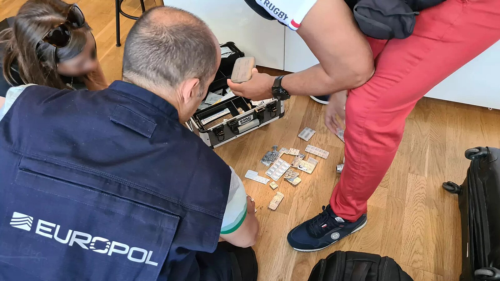 Policie Europolu p�i razii v týmu Bahrain Victorious.