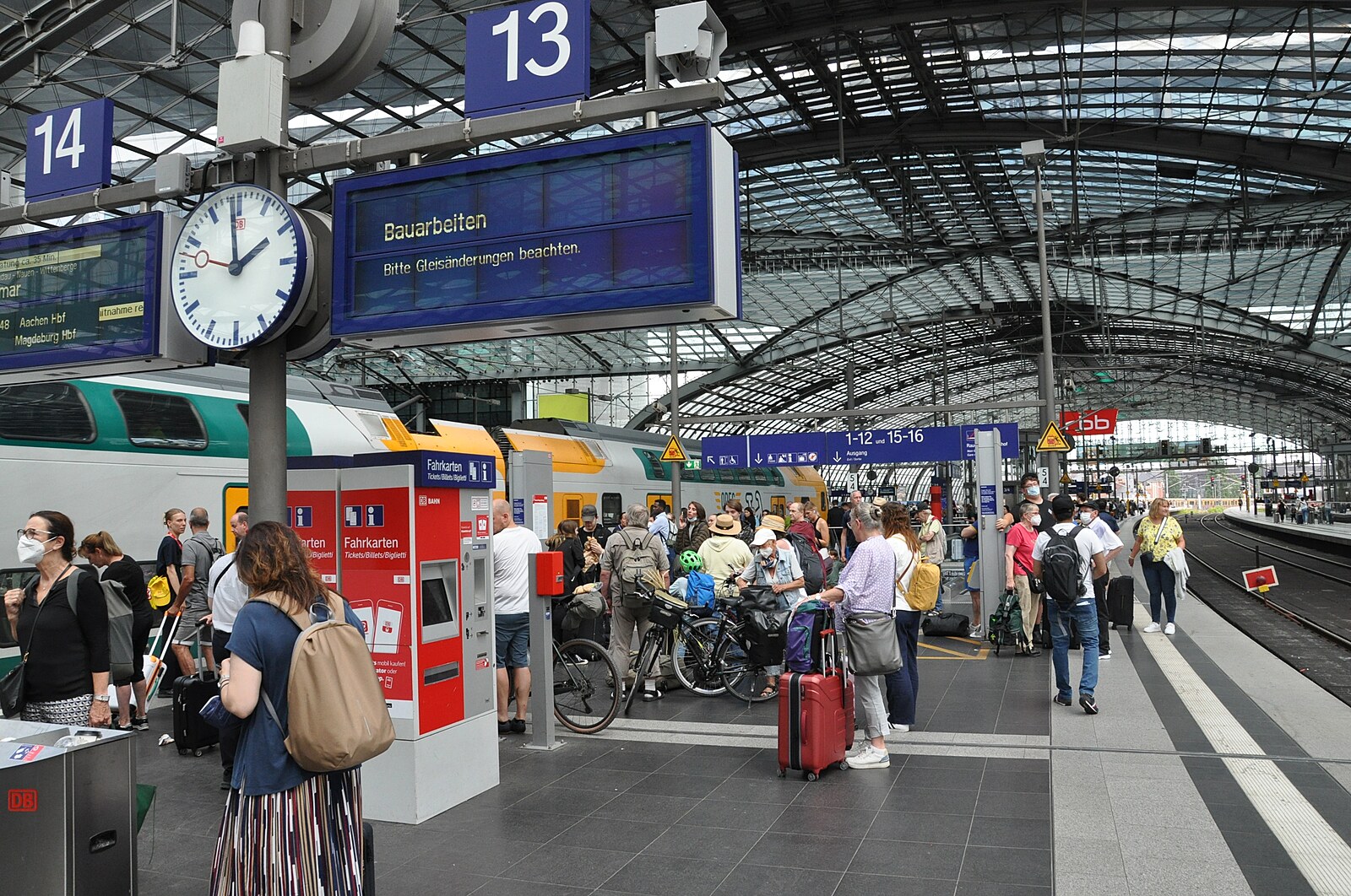 Ve Španělsku se bude vlakem jezdit dočasně zdarma, vláda reaguje na krizi -  iDNES.cz