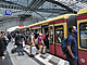 Cestující čekají na nástupišti vlakového nádraží v Berlíně (30. června 2022)