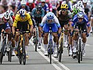 Dylan Groenewegen (uprosted) spurtuje pro vítzství ve 3. etap Tour de France.