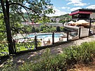 Pohled na terasu baz�nu hotelu Thermal od Bezru�ovy ulice.