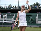 eská tenistka Marie Bouzková se raduje z postupu do osmifinále Wimbledonu.