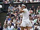 Dabúrová se raduje po postupu do osmifinále Wimbledonu.