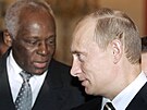 Ruský prezident Vladimir Putin zdraví angolského prezidenta Josého Eduarda dos...