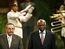 Zastupující kubánský prezident Raul Castro (vlevo) a prezident Angoly Jose...