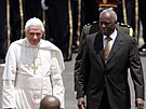 Angolský prezident Jose Eduardo dos Santos, vpravo, na procházce s papeem...
